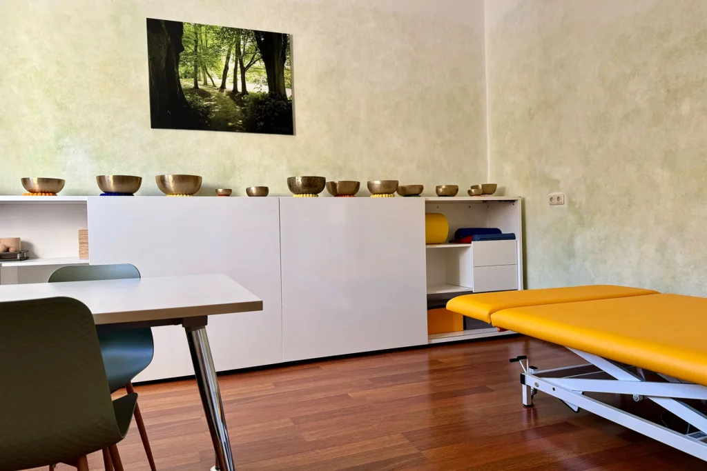 Praxis für Ergotherapie Boettcher in Greifswald _Praxisräume-Therapieraum mit Behandlungsliege und Sideboard mit sehr vielen Klangschalen -genannt grüner Raum